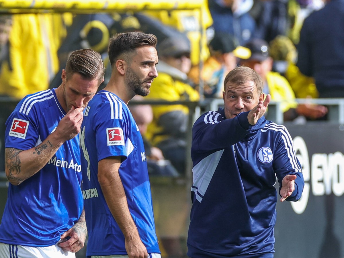 Schalke-Trainer Frank Kramer mit klaren Ansagen an Kenan Karaman bei der Einwechslung.