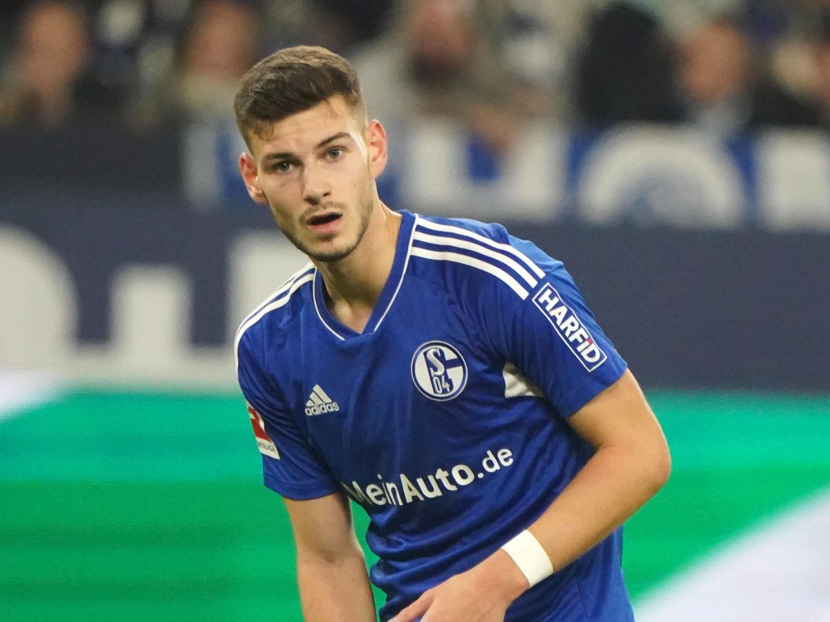 Tom Krauß schaut im Schalke-Trikot verwundert.