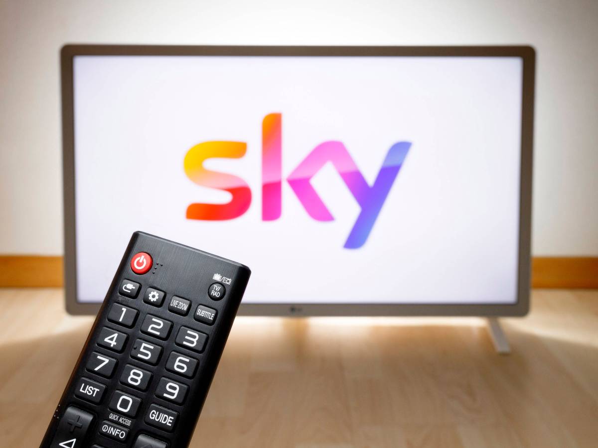 Auf einem Fernseher wird Sky eingeschaltet.