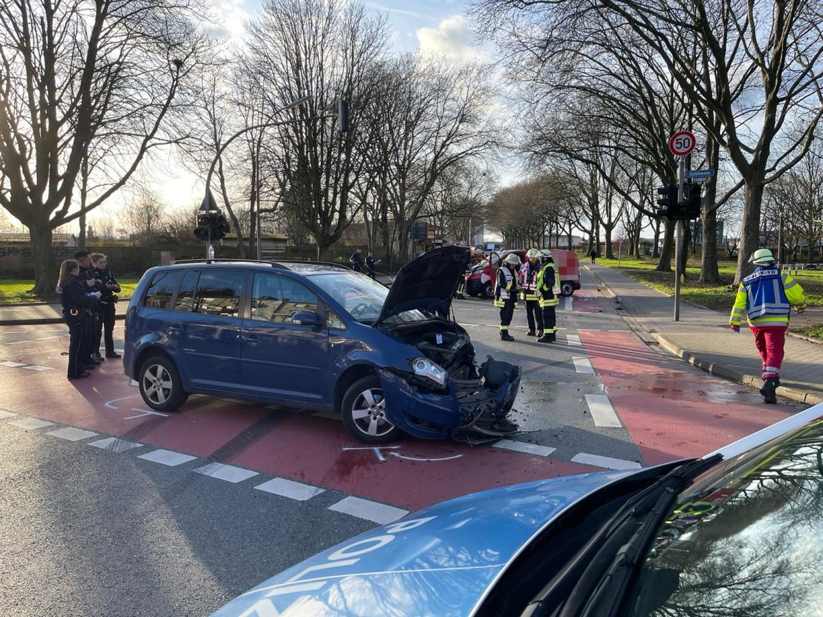 Dortmund: Crash Auf Kreuzung ++ Zwei Personen In Auto Eingeklemmt ...