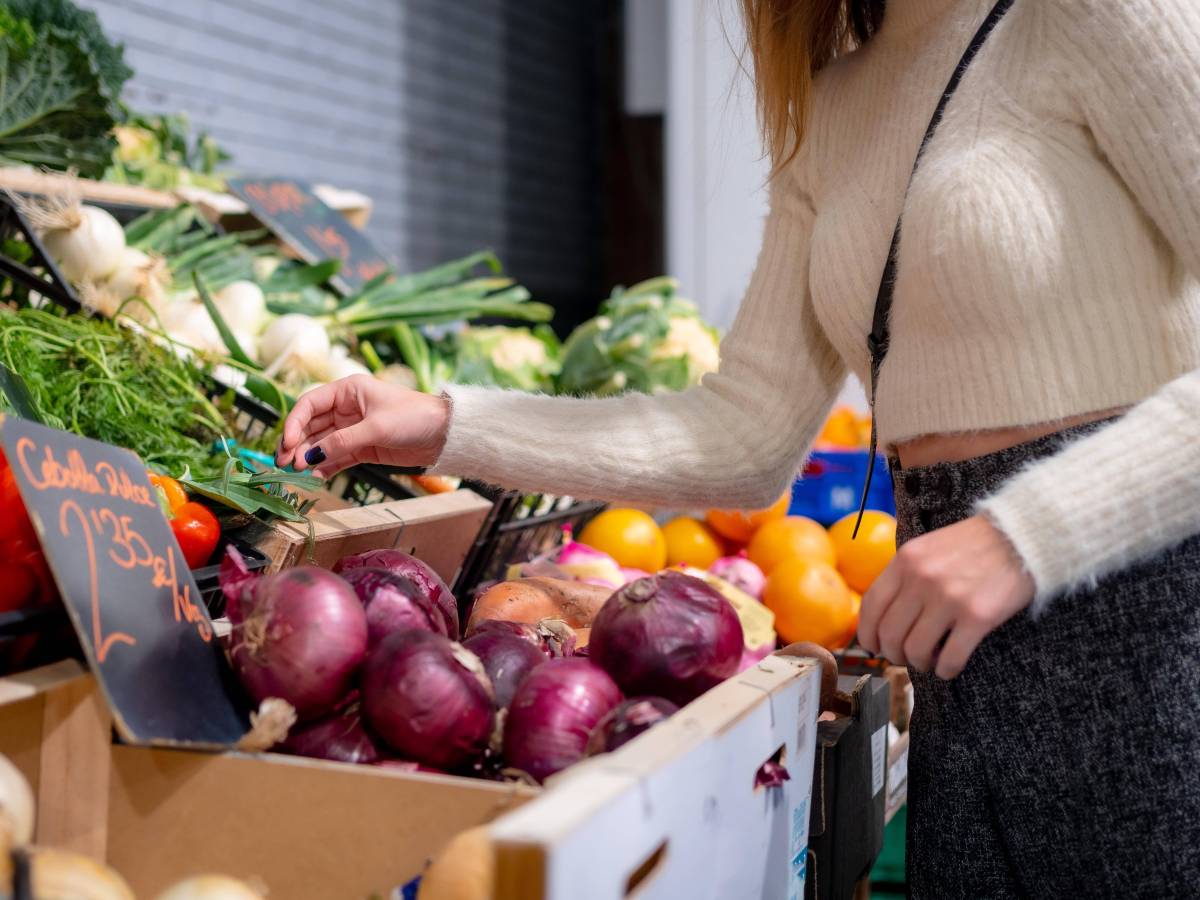 Laut Berechnungen der Diakonie Deutschland können sich Menschen mit dem Bürgergeld-Regelsatz keine gesunde Ernährung leisten.