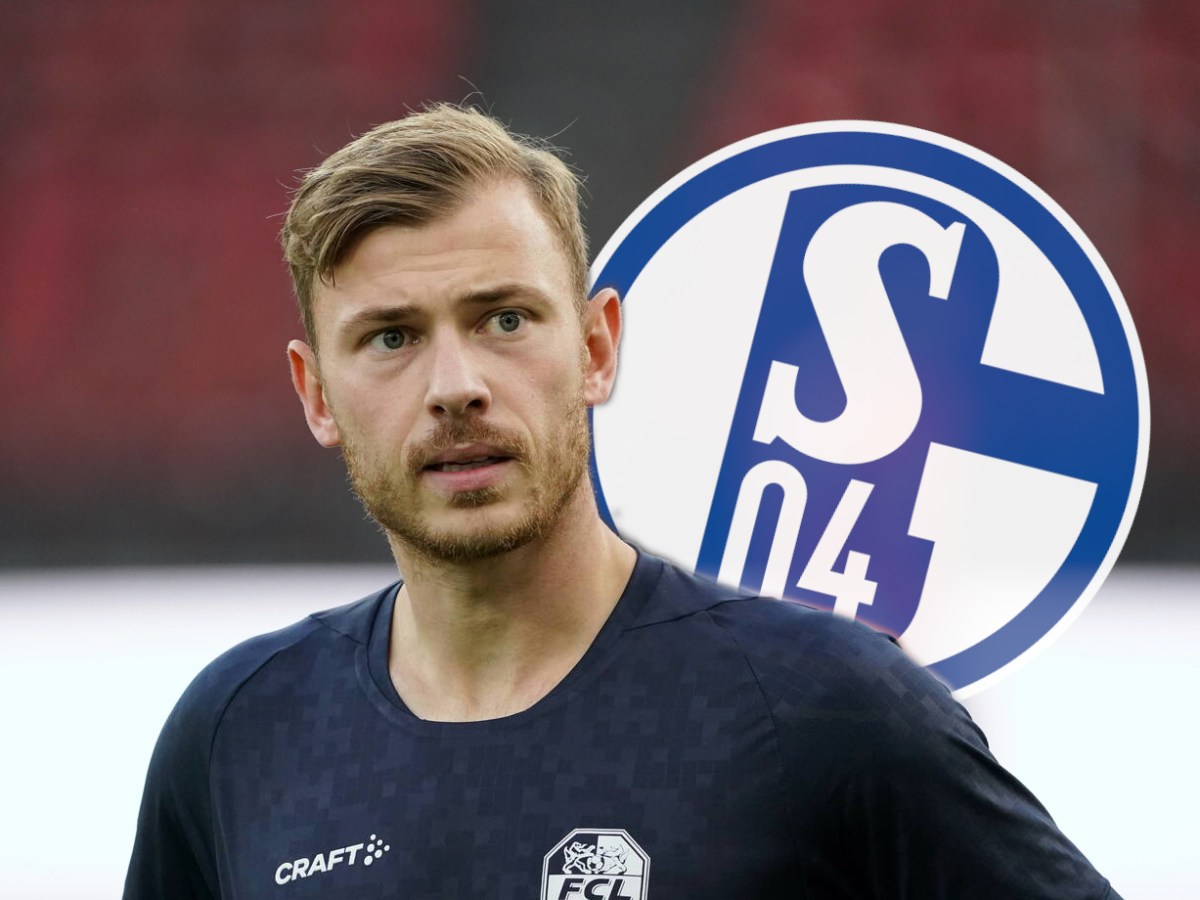 Max Meyer schaut kritisch auf das Schalke-Wappen.