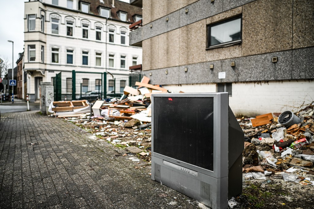 Mülheim: Unfassbare Zustände vor Mehrfamilienhaus.