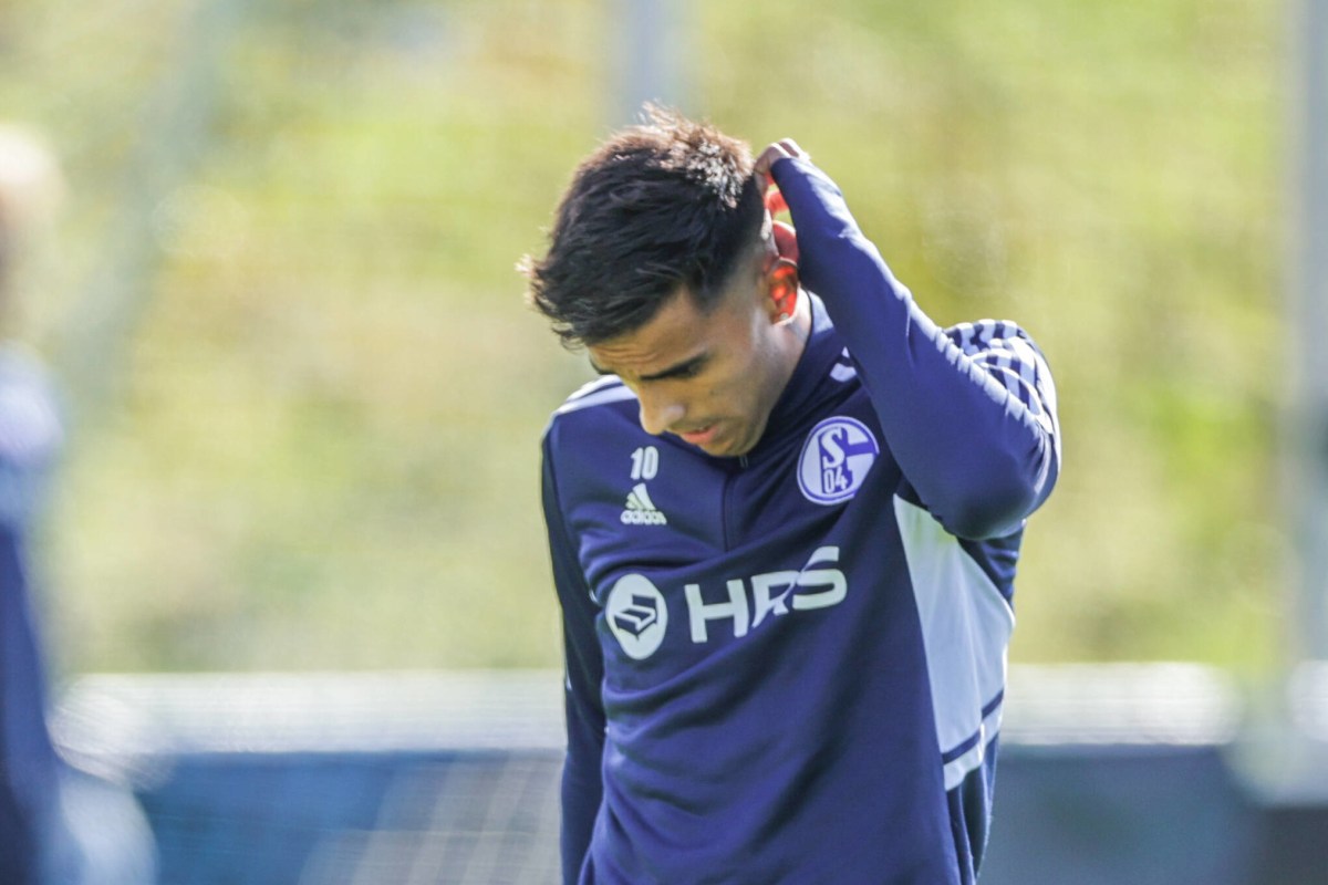 Rodrigo Zalazar kratzt sich beim Schalke-Training nachdenklich am Kopf.