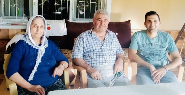 Erdbeben in der Türkei/Opa und Oma mit Enkel Metin Gülmen