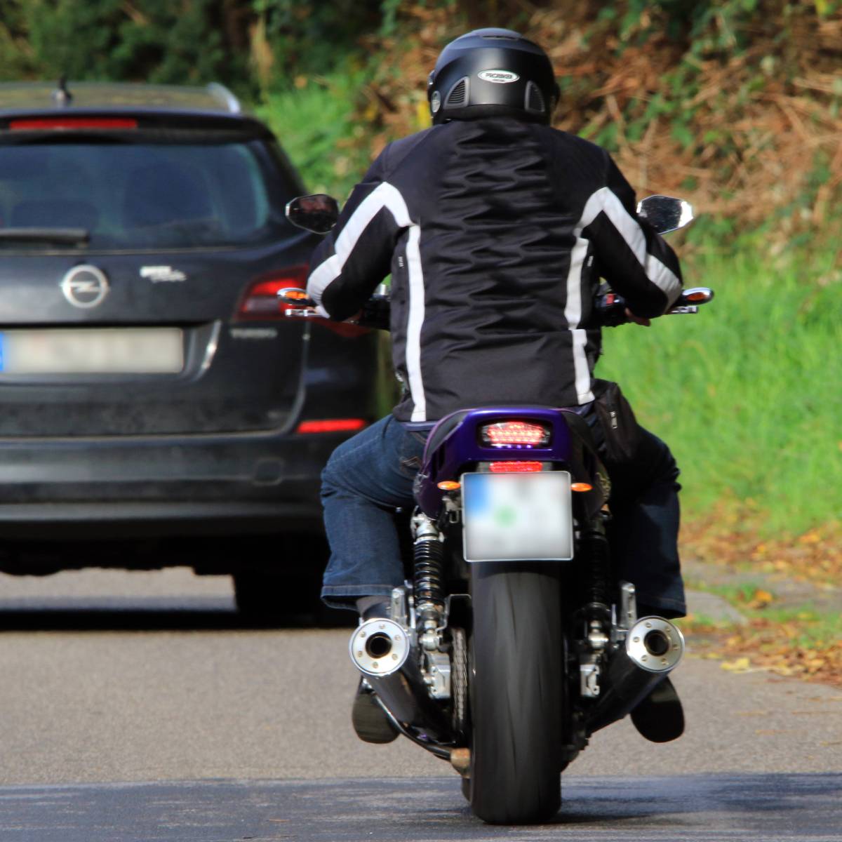 NRW: Drama um Motorradfahrer! Mann (†58) verliert Kontrolle über Fahrzeug – jede Hilfe kommt zu spät