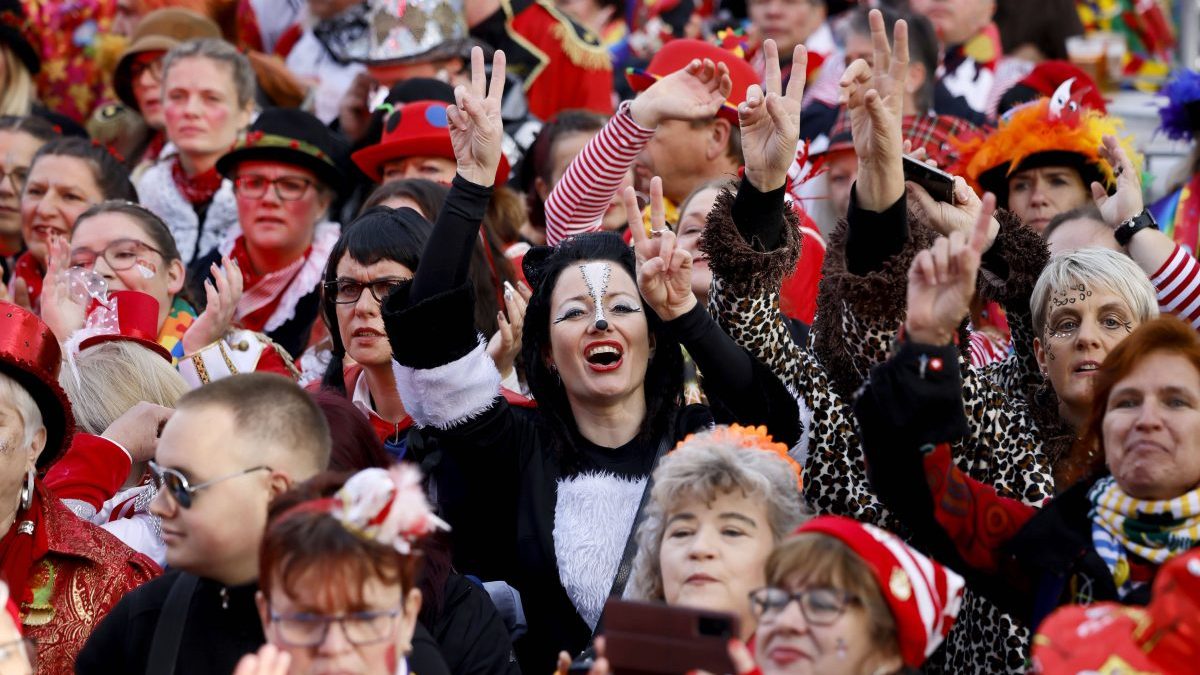 Karneval in NRW Feiernde in Kostümen