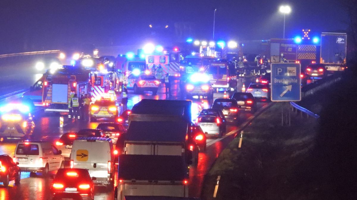 A1 In NRW: 6 Verletzte Nach Massen-Crash! Fahrbahn Wieder Frei ...