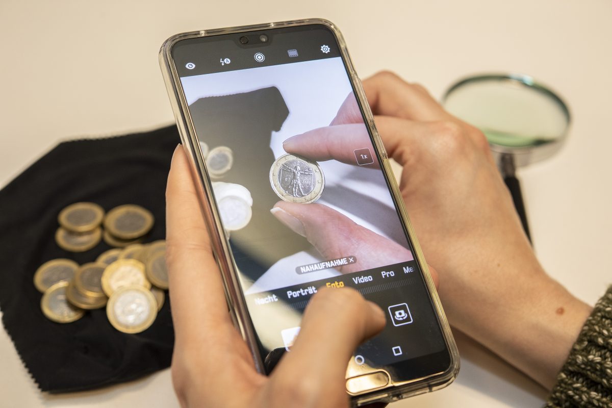 Portemonnaie gefÃ¼llt mit MÃ¼nzen Smartphone Foto