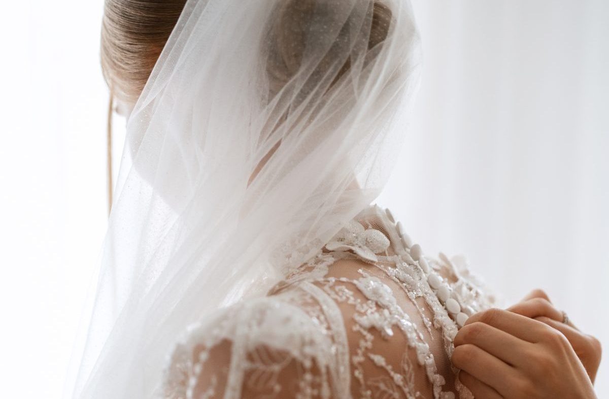 Hochzeit Braut zieht Kleid an