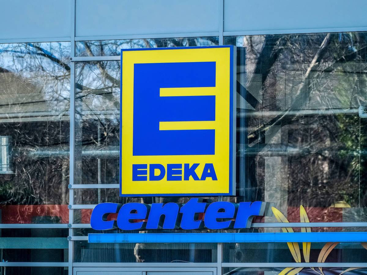 Ein Edeka-Kunde wird beim Einkauf überrascht.