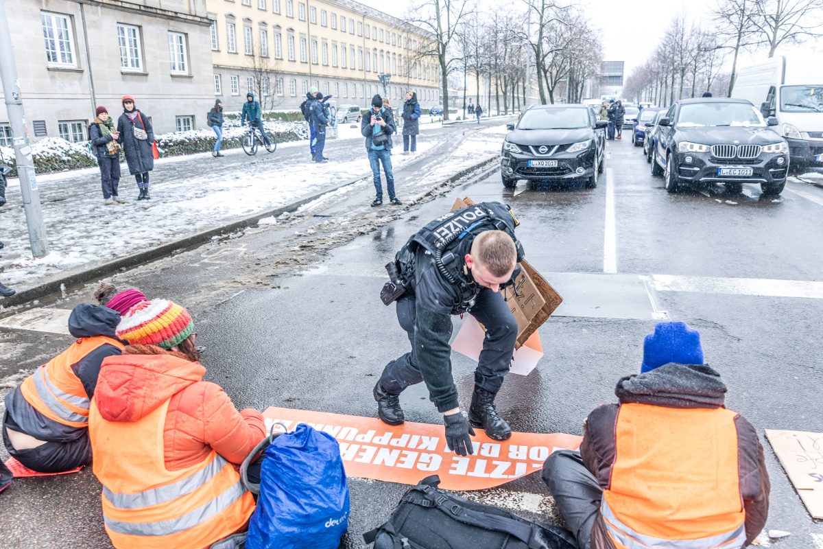 Die Letzte Generation will die Politik zum Handeln bringen. Oft zum Leidwesen vieler Autofahrer. Doch werden die Aktivisten auch fürs Kleben bezahlt?