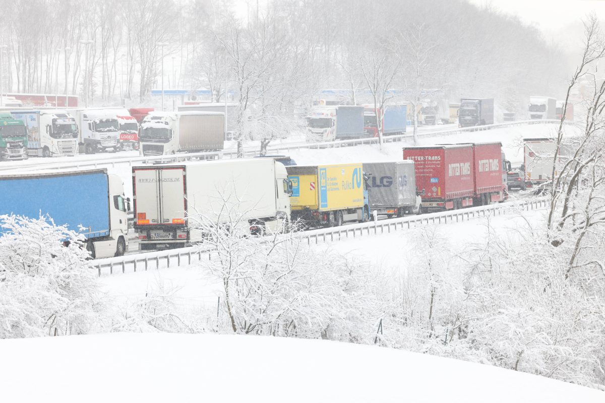 Wetter In NRW: Schnee-Wirbel Nimmt Kein Ende! Chaos Auf Autobahnen ...