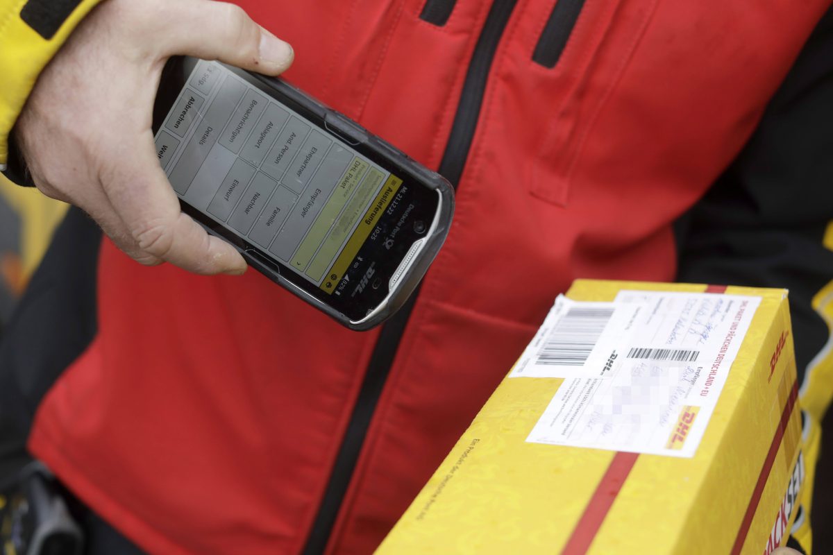 DHL-Postbote scannt Paket