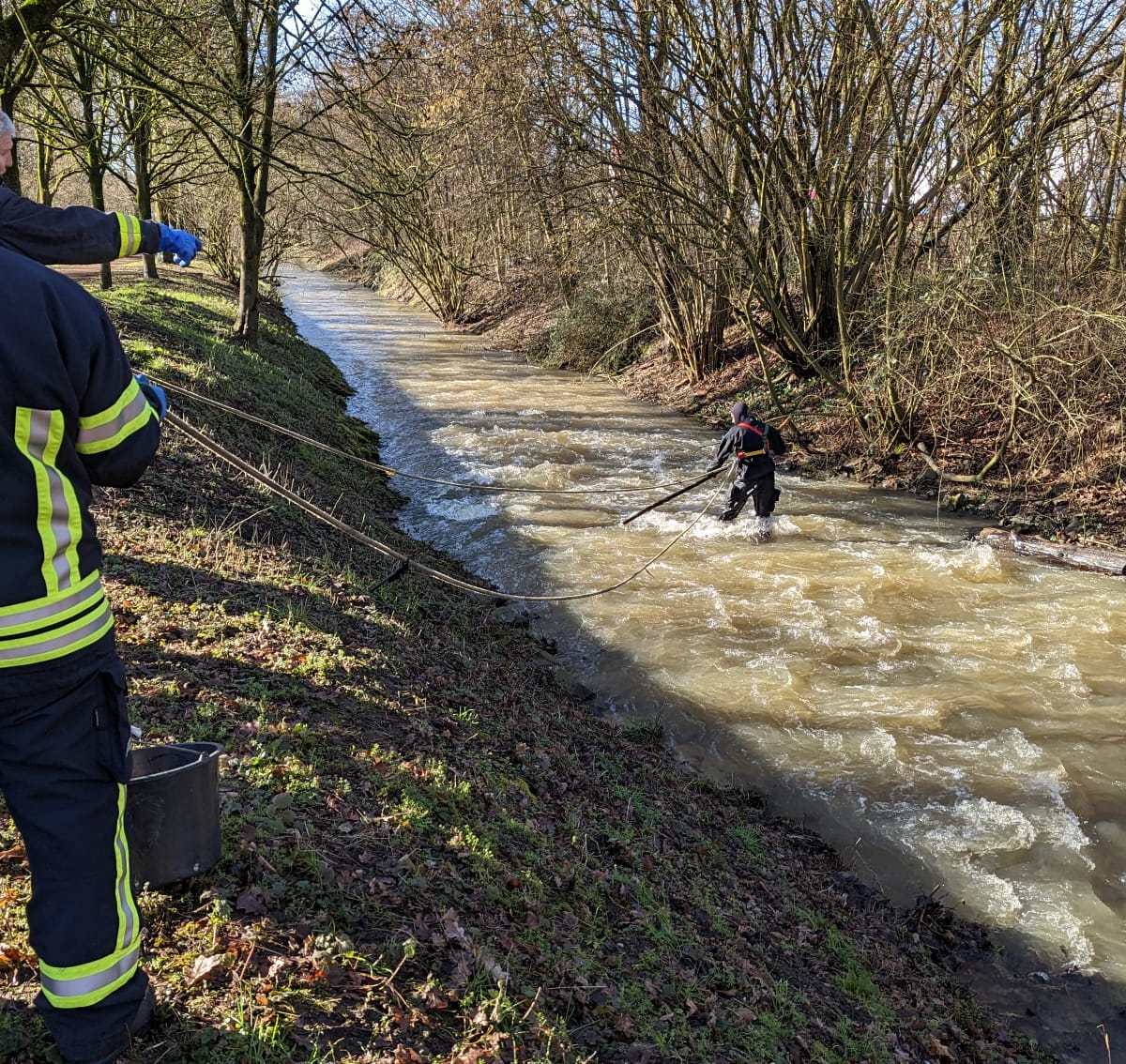 Wetter in NRW: Heftige Sturmböen haben schwere Folgen! Mann stürzt in Fluss und wird vermisst