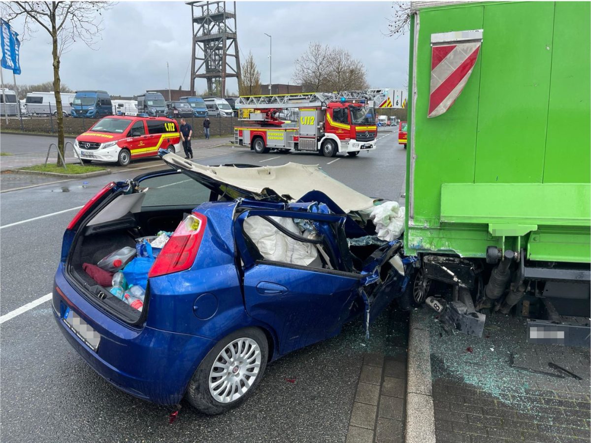 Dortmund: Schwerer Unfall! Auto Kracht Unter Lkw++ Zwei Verletzte ...