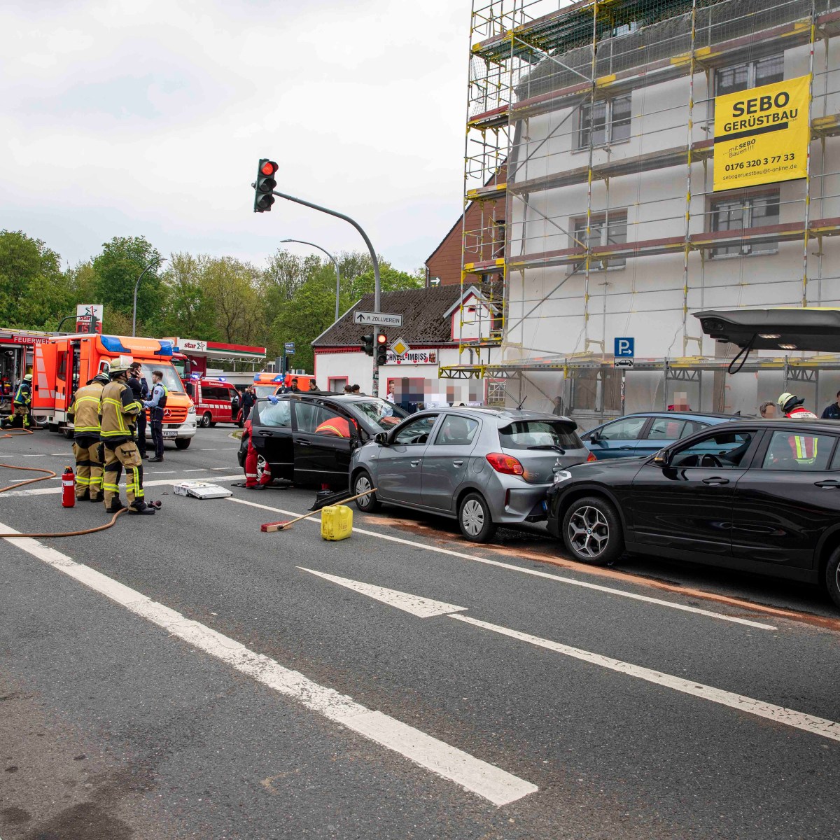 Essen: Mercedes knallt in Gegenverkehr! Mehrere Autos von Unfall betroffen