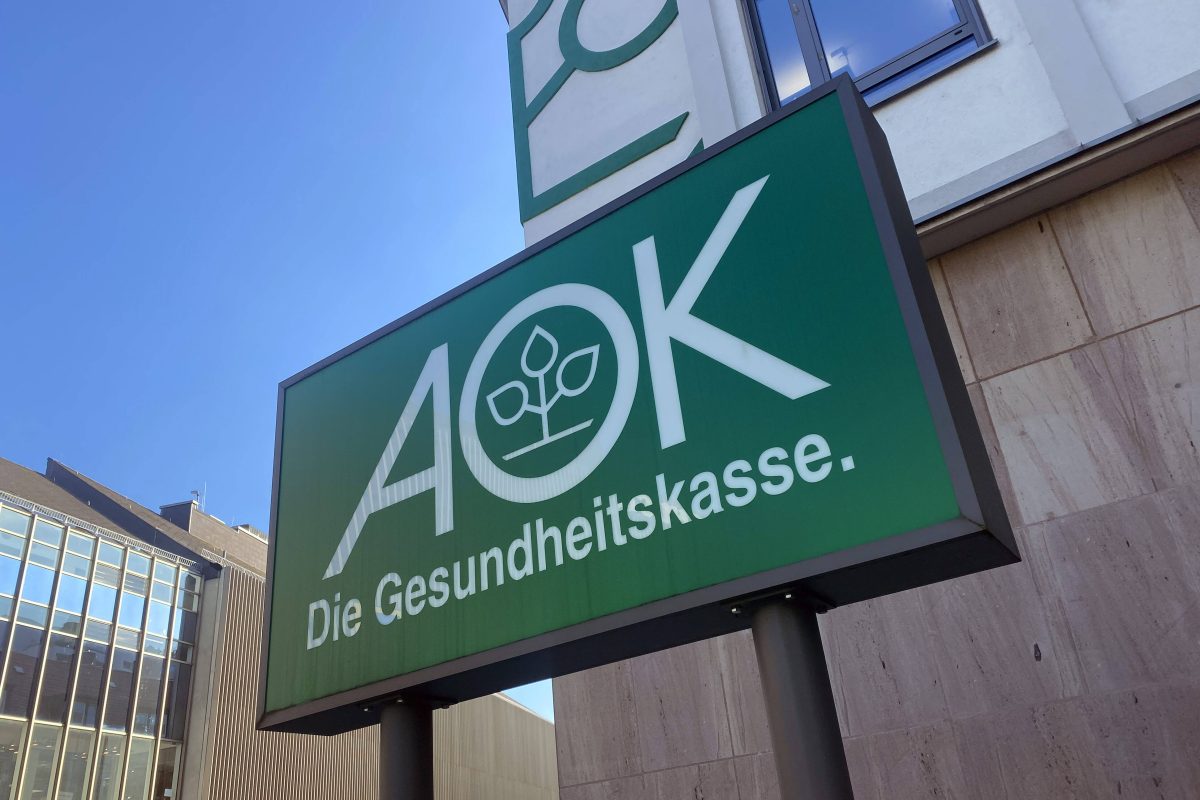 Die Krankenkasse AOK legt die Karten auf den Tisch.