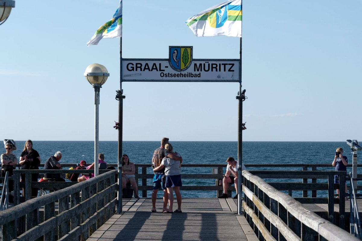 Urlauber an der Ostsee auf der die Seebrücke von Graal-Müritz