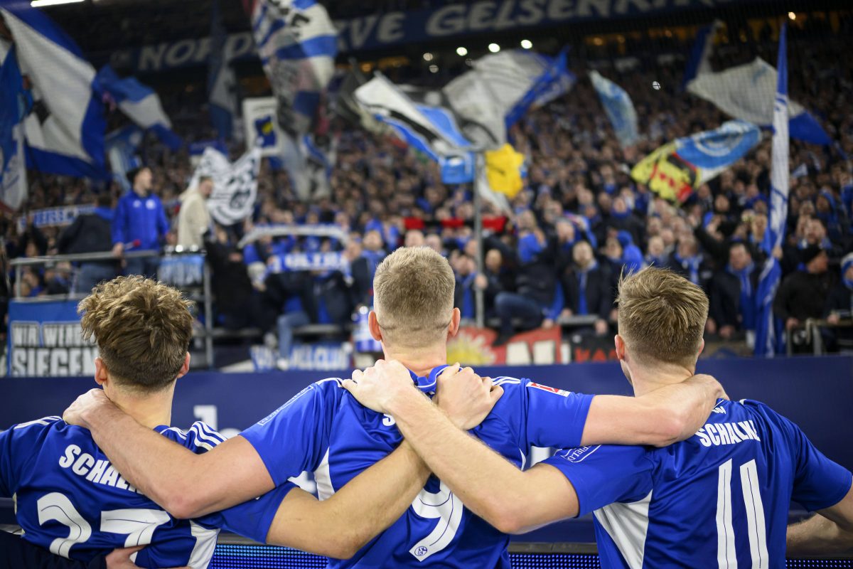 Cedric Brunner (l.) schaut auf die Fankurve des FC Schalke 04.