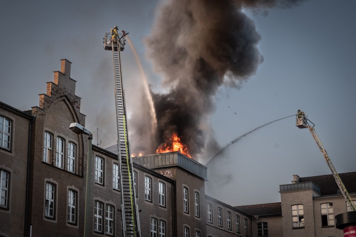 Duisburg: Feuer in einem leerstehenden Krankenhaus.