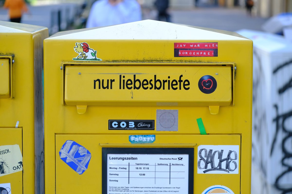 Der Inhalt von Briefen oder Paketen ist eigentlich geheim und rein privat. Doch in gewissen Fällen dürfen Boten Briefe öffnen.