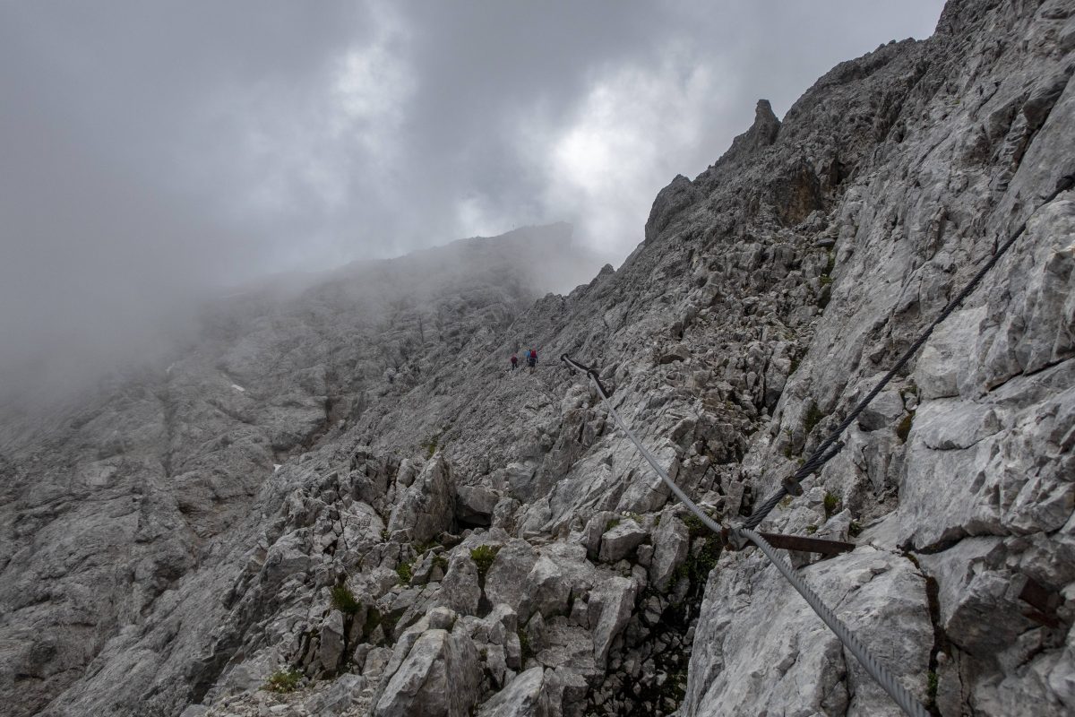 Ein Kletterer stÃ¼rzt an der Zugspitze hunderte Meter in die Tiefe und stirbt. Elf weitere Bergsteiger mÃ¼ssen mit Hubschraubern gerettet werden.