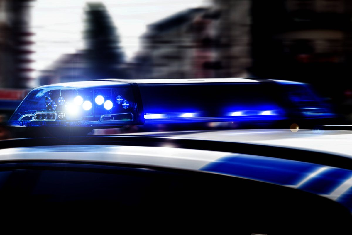 Am Freitagabend soll ein Jugendlicher in Begleitung eines 15-JÃ¤hrigen einen 49-JÃ¤hrigen niedergestochen haben. Die Polizei KÃ¶ln bittet um Mithilfe!