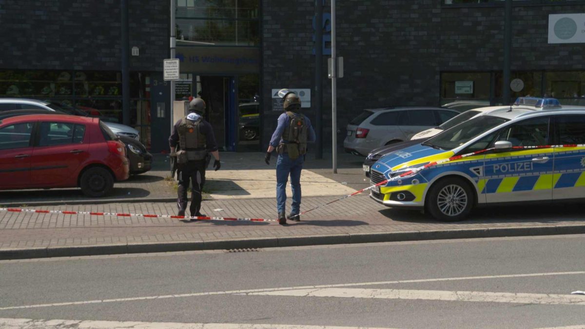 SEK-Polizisten, Polizeiautos vor Fitnessstudio in Dortmund