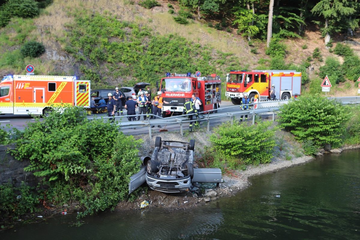 NRW: Auto Landet Nach Crash In Fluss – Frau (28) Tot! - DerWesten.de