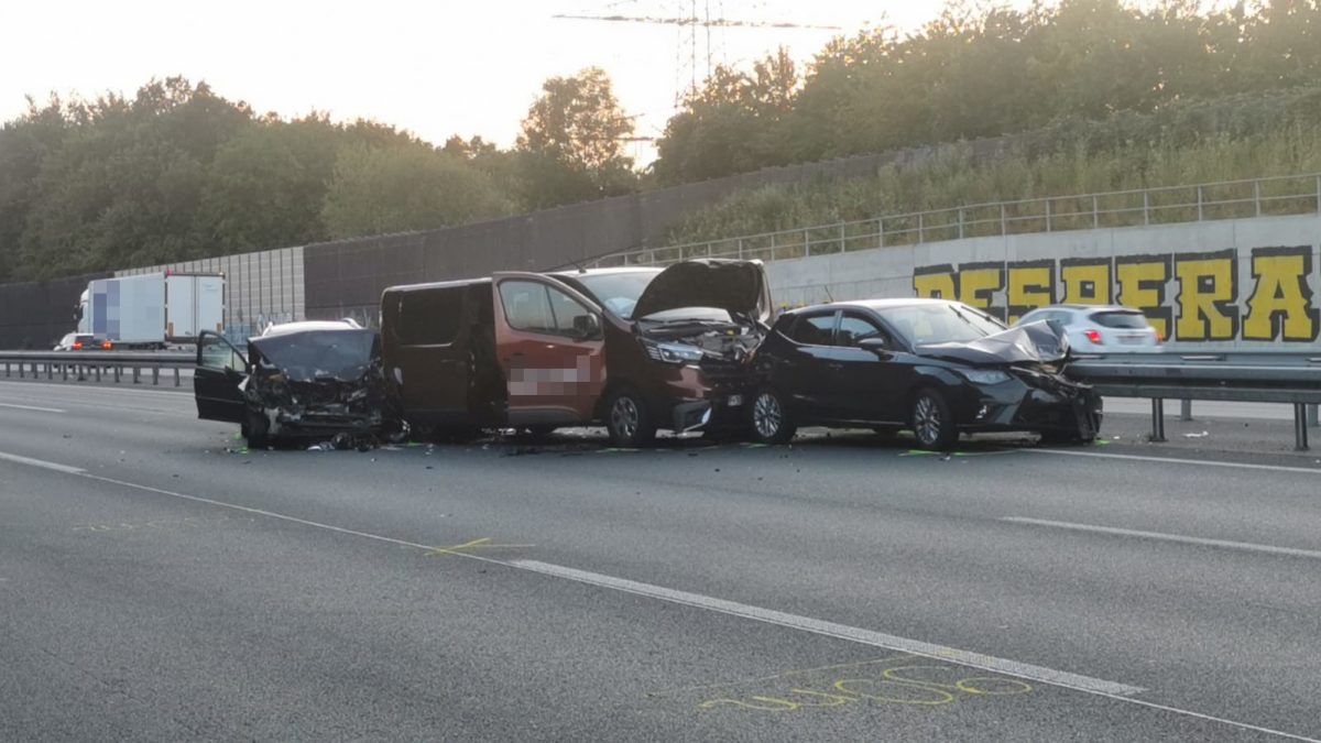 A1 in NRW: Heftiger Massen-Crash! Zwölf Personen verletzt ++ Fahrbahn gesperrt