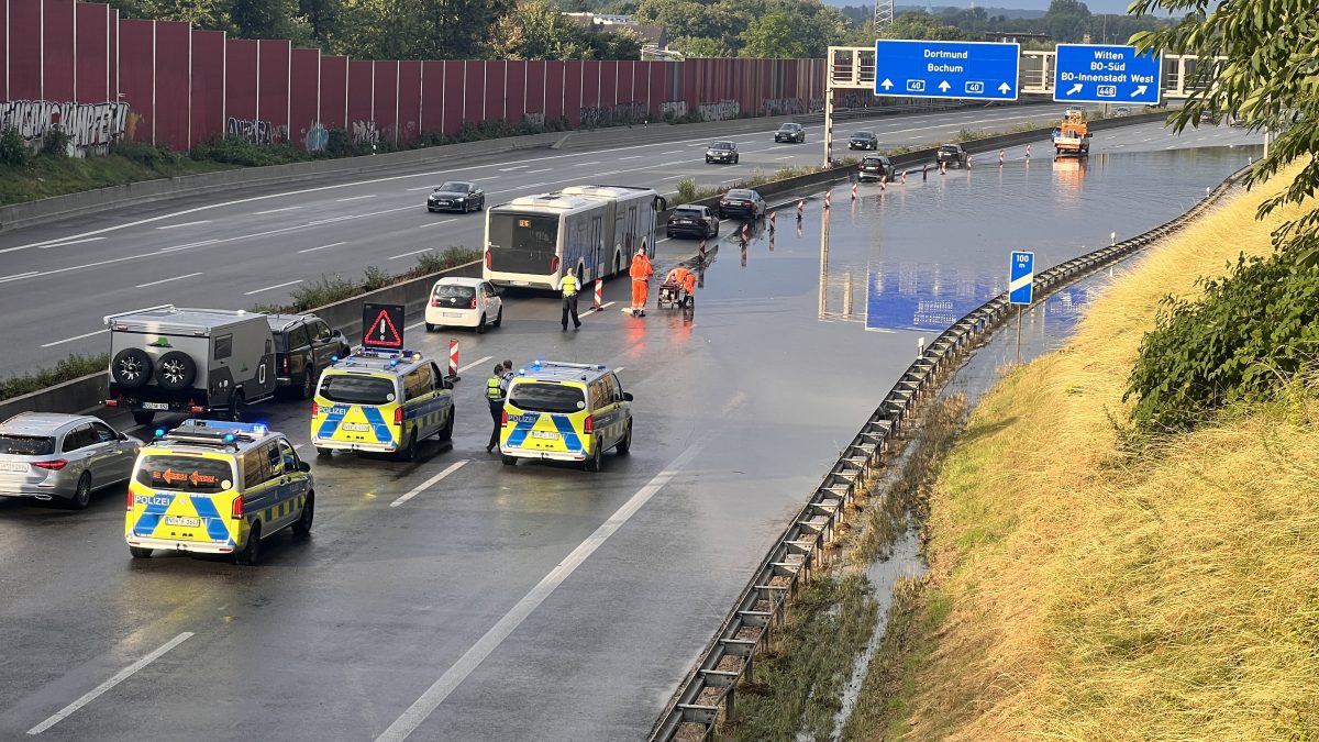 A40 bei Bochum: Autobahn nach Unwetter gesperrt ++ Kilometerlanger Stau