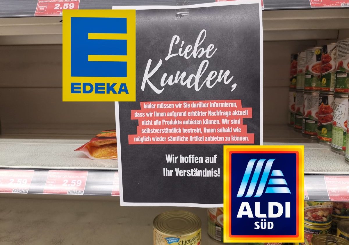 Aldi- und Edeka-Logo vor Zettel in leerem Supermarktregal