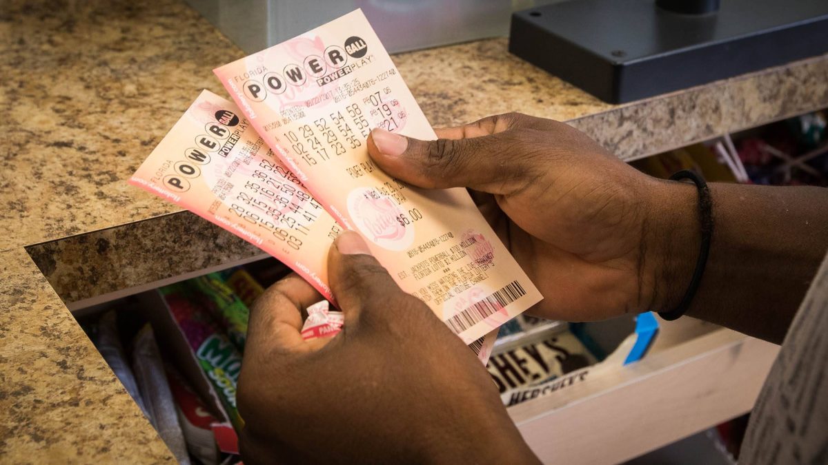Mann hält Powerball-Lotto-Lose in der Hand