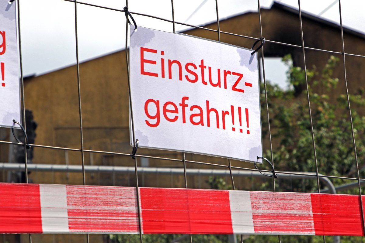 Die Stadt Essen sperrt ein Gebäude, weil es Pfusch beim Bau einer neuen Dachterrasse gab. Schuld ist wohl einer Shisha-Bar-Besitzer. Ein Zoo-Geschäft ist der Leidtragende.