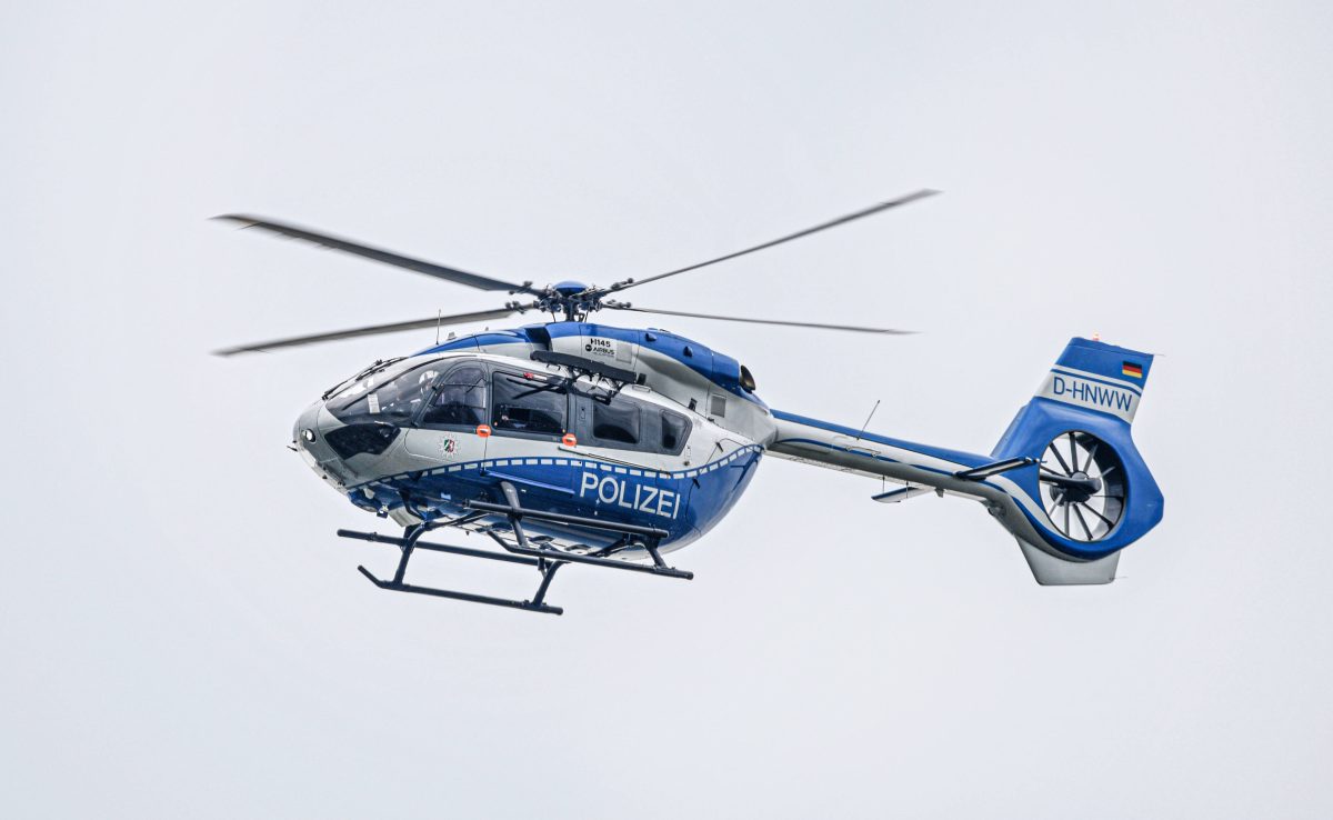 NRW-Polizei: Jugendliche stören massiv eine Hubschrauber Landung in Köln Chorweiler.