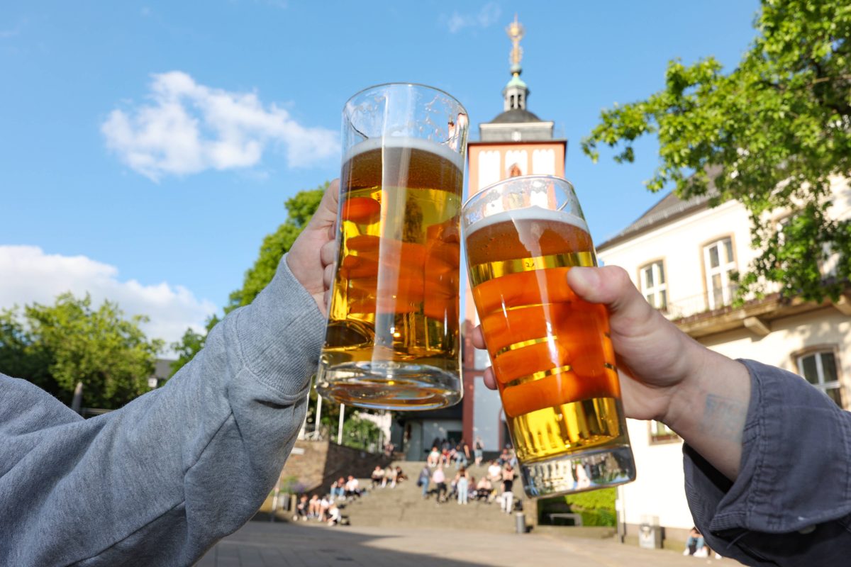 Zwei stoÃŸen mit einem Glas Bier an