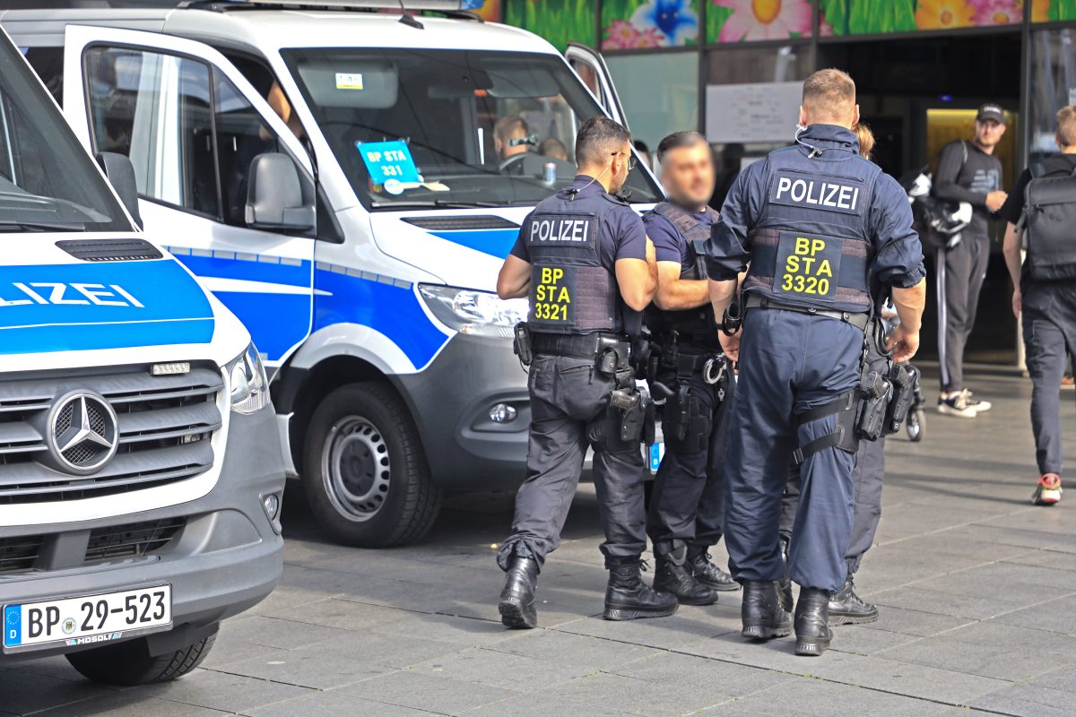 Essen HBF: Bundespolizei findet bei Kontrolle im Rahmen der Waffenverbotszone über 200 Waffen bei jungen Männern zwischen 15 und 30 Jahren.