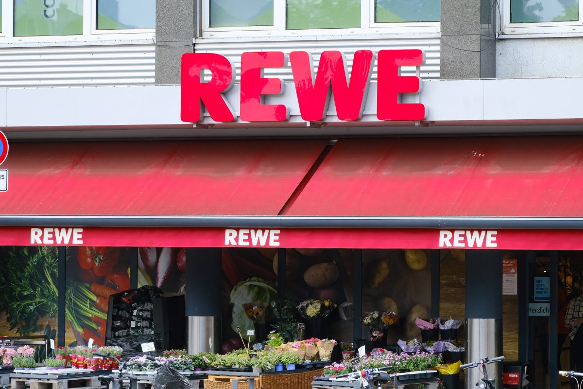 Rewe: Kunde wird an der Kasse stinksauer!