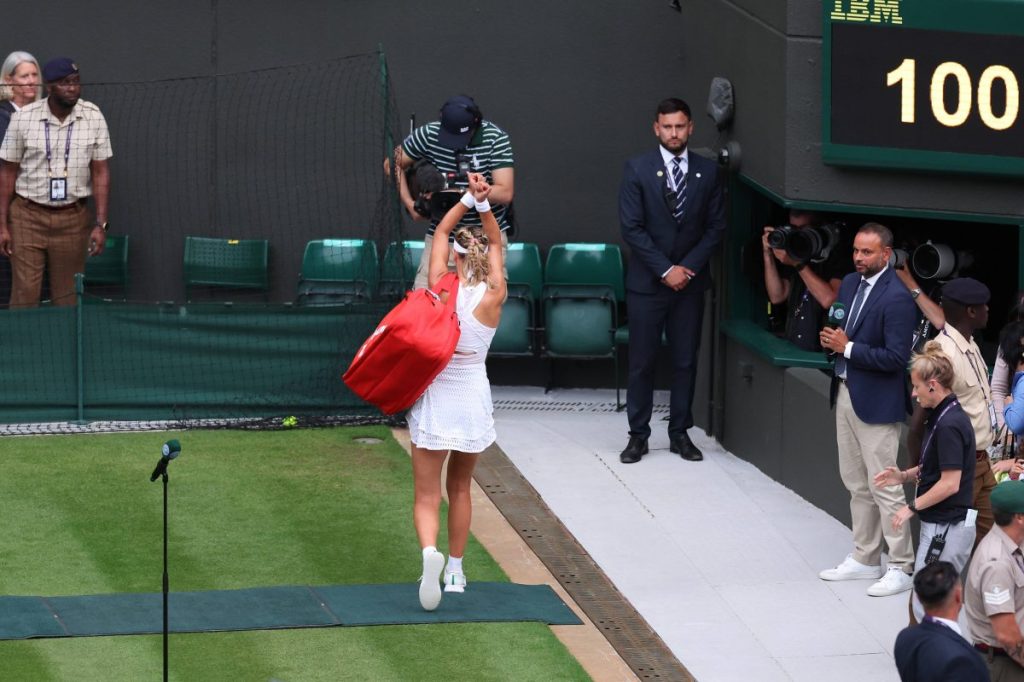 Azarenka verlässt den Platz mit gekreuzten Händen.