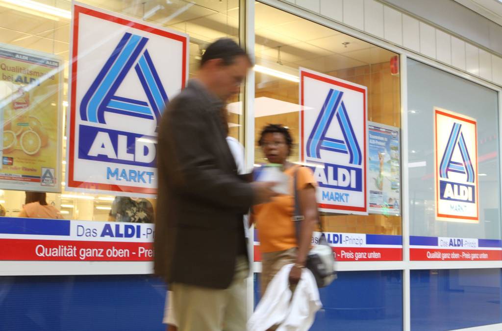 Zwei Personen stehen vor einer Filiale von Aldi Nord.