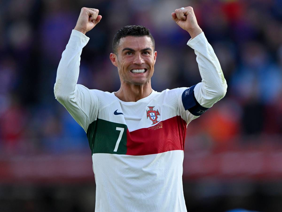 Cristiano Ronaldo jubelt über einen Länderspieltreffer im Trikot der portugiesischen Nationalmannschaft.