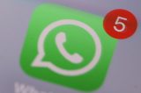 Das Whatsapp-Icon ist auf einem Smartphone zu sehen.