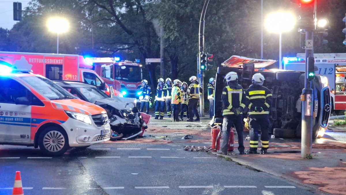 NRW: Heftiger Crash mit Krankentransport - mehrere Verletzte - DerWesten.de