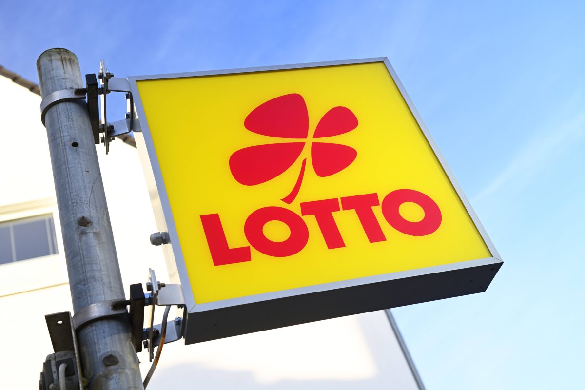 Lotto-Spielerin gewinnt in den USA den Jackpot. Durch Fehler in der Corona-Krise wird ihr das Geld nie überwiesen. Dann schlägt sie zurück.