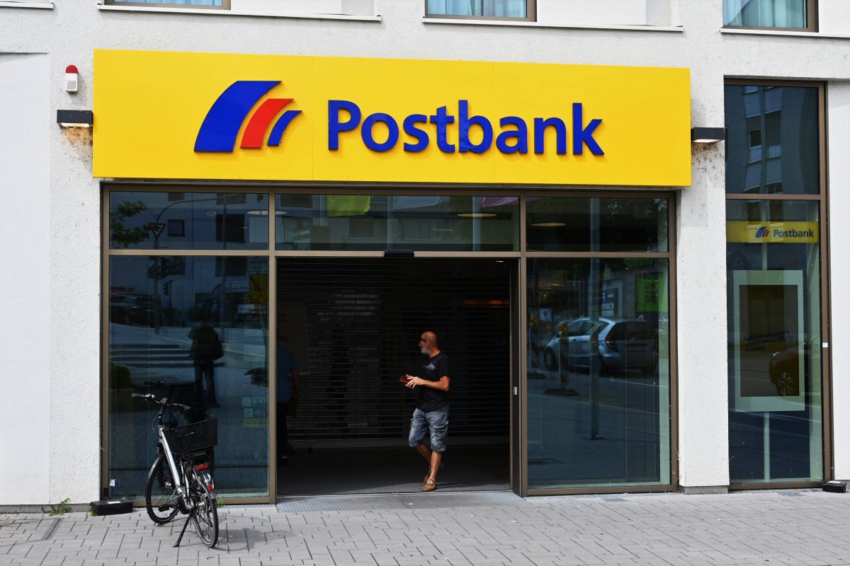 Postbank ändert ihr System und führt bald Apple Pay ein. Kunden können sich freuen.