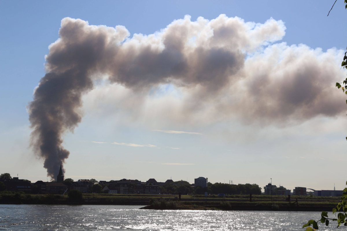 Duisburg: Nach dem Brand auf der Schrottinsel sind die Ermittlung jetzt abgeschlossen. Der Grund war wohl ein technischer Defekt.