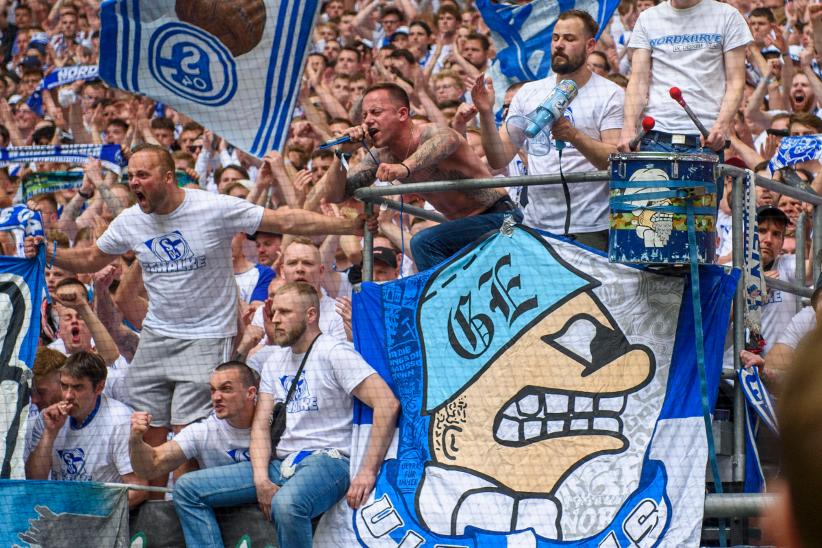 FC Schalke 04: Ultras mit deutlicher Drohung! Wer DAS im Stadion trägt, kriegt Ärger