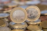 Zwei 1-Euro-Münzen aus den Niederlanden mit Beatrix, Königin der Niederlande, stehen auf ihrem Rand.