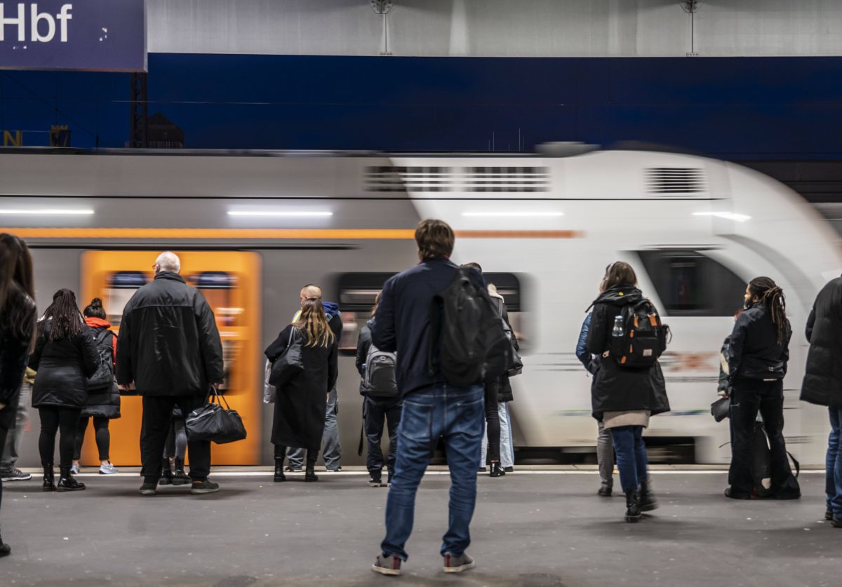 RRX-Bahn fÃ¤hrt am Gleis